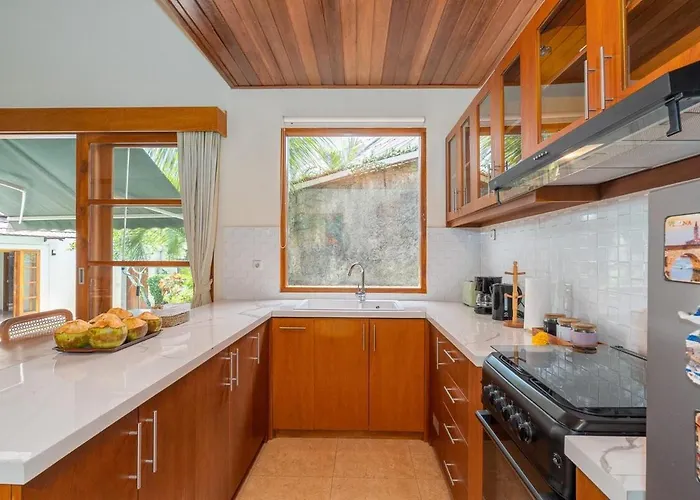 Casalola - 10 Min To Beach, Vast With Pool & Garden View Villa